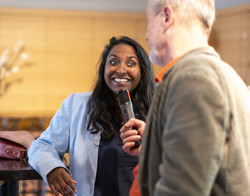 Wethouder Sanda van Dam wordt geïnterviewd door woordvoerder Pim de Ruiter van Rochdale. 
