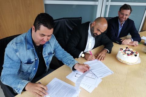 Drie personen ondertekenen akkoord Casa Hofgeest