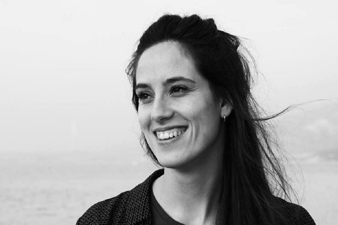 Lachende vrouw in zwart-wit.