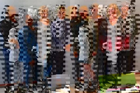 Groepsfoto negen vrouwen.