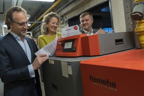 Drie mensen met contract in handen. 