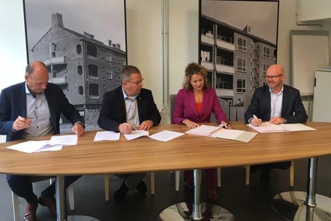Ondertekening door vier personen. 