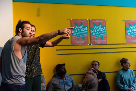 Twee mensen wijzen naar Radio van Deyssel.