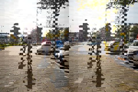 Twee fietsende kinderen.