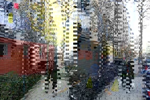 Foto van achterkant van moeder en kind op straat