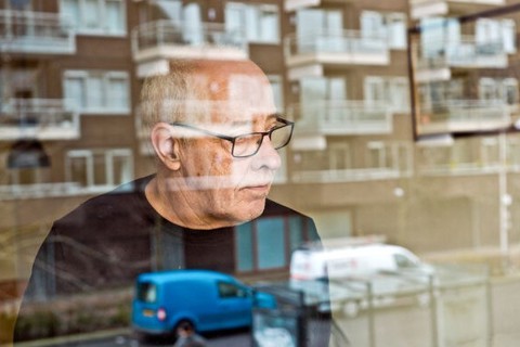 Man kijkt door raam heen. 