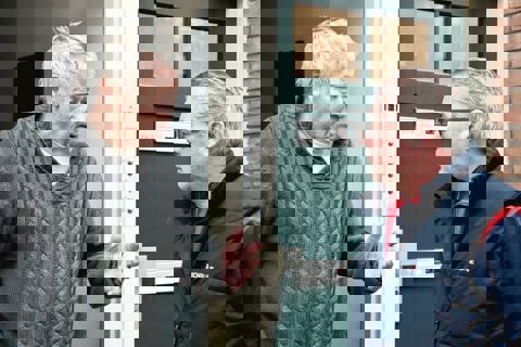 Twee bewoners bij voordeur.