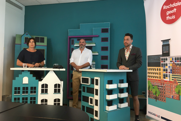 Drie medewerkers geven webinar.