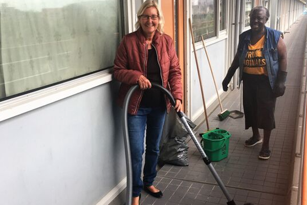 Twee vrouwen poseren tijdens het schoonmaken gallerij