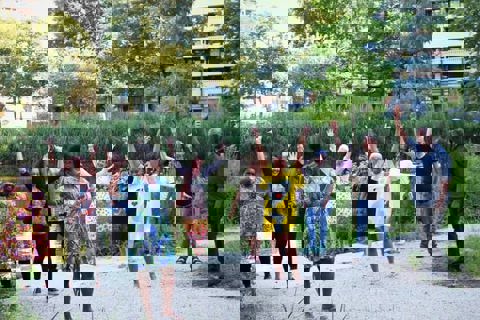 Mensen zijn aan het dansen bij het water. 