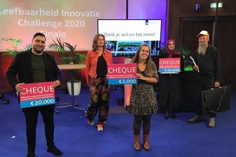 Mensen poseren met cheques van geld. 