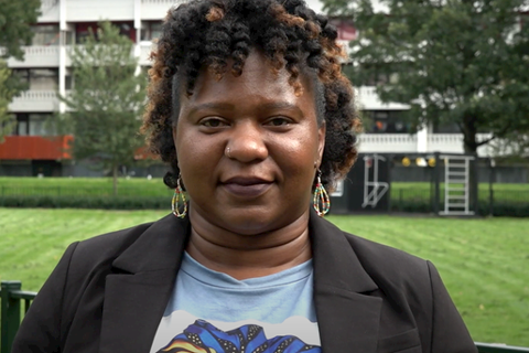 Vrouw kijkt serieus in de camera. 