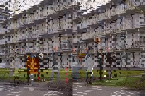 Complex met mensen ervoor. 