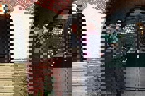 Vrouw met sleutels en lacht. 