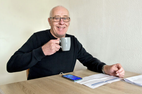 Man met kopje koffie.