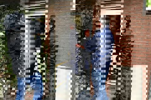 Filmploeg bij voordeur.