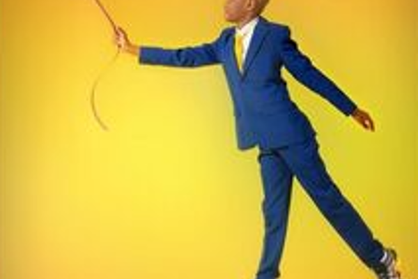 Jongetje houdt ballon vast.