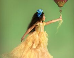 Meisje houdt ballon vast. 