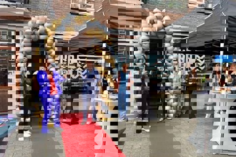 Opening met ballonnenboog.