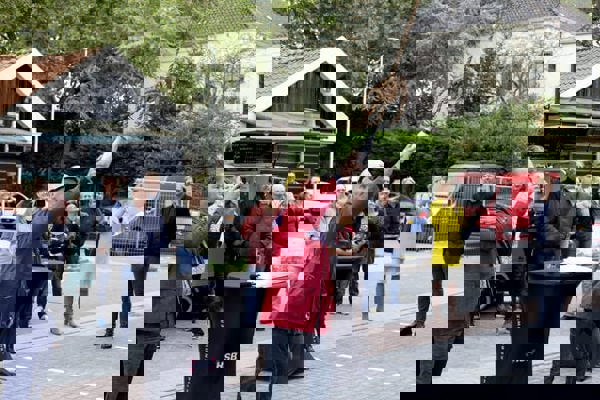 Man met fles champagne in zijn hand. 