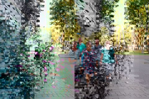 Vijf ouderen lopen op straat.