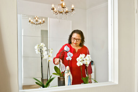 Vrouw geeft planten water.