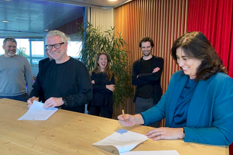 Ondertekening door zes personen.