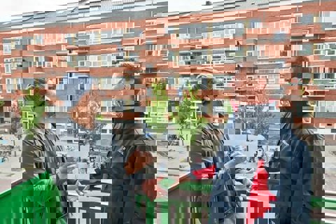 Bewoner en medewerker Rochdale op balkon.