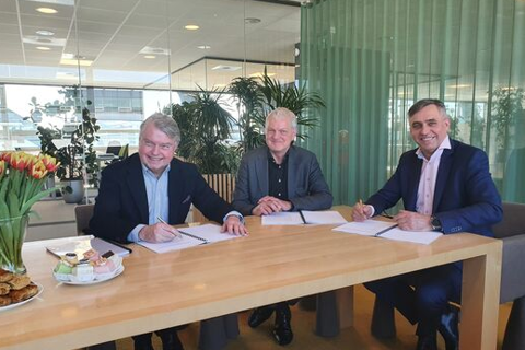 Ondertekening door drie mannen. 