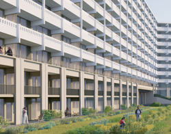 Benedenverdieping van een woongebouw met balkons en grote ramen, met gras, struiken en een persoon zittend op de traptreden bij de ingang.