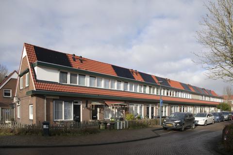Foto van gebouwen met zonnepanelen 