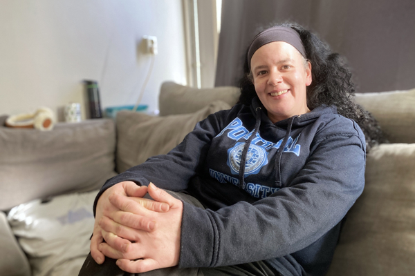 Foto van blije vrouw op bank