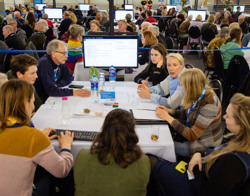 foto groep om pc aan tafel