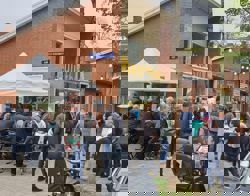 tent voor het buurthuis vol met mensen