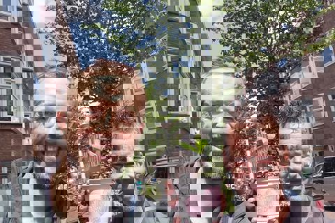 2 mannen met een plant in een bakje