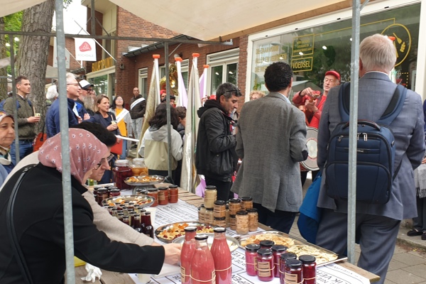 bewoners bij informatiekraam 