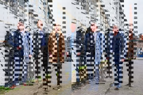 Foto van David de Grauw (Rochdale), Eric Nagengast (Rochdale), Tamar Steenbergen (AM), Wessel Breunesse (wethouder Zaanstad), Richard Mooser (Rochdale) en Steven Hupkens (AM)