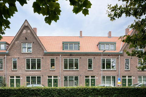 Een rij traditionele bakstenen huizen