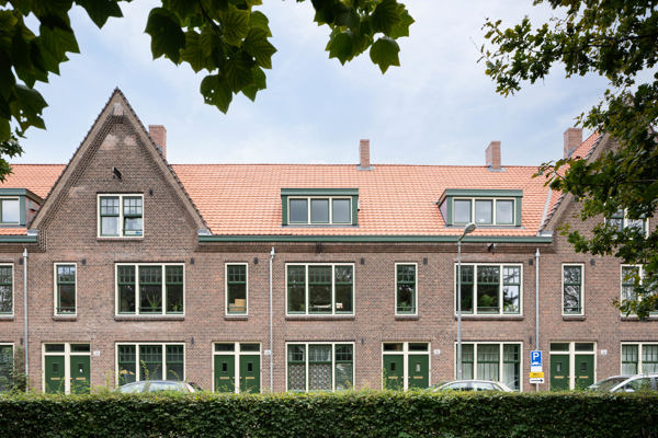 Een rij traditionele bakstenen huizen