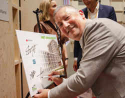 Ondertekening overeenkomst van Het Kralenhof tijdens PROVADA