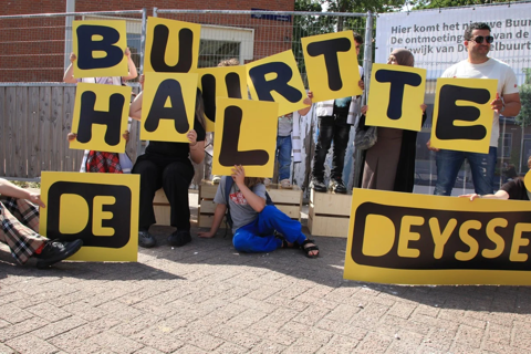 Viering van bewoners voor onthulling van buurthalte de Deyssel
