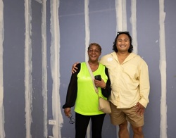 Twee personen poseren, met arm over de ander