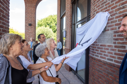 onthulling gevelsteen uit 1892