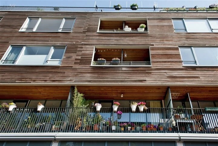 een balkon met planten in bloei