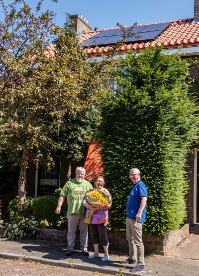 Drie bewoners voor hun huis.