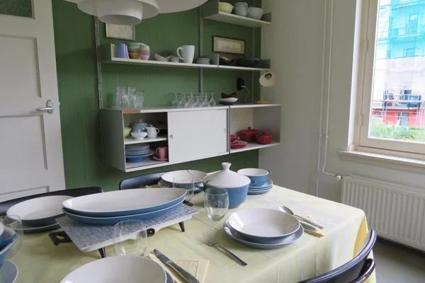 eetkamer museumwoning aan de Freek Oxstraat