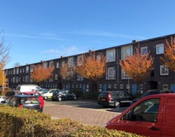 Straat met parkeerplek.