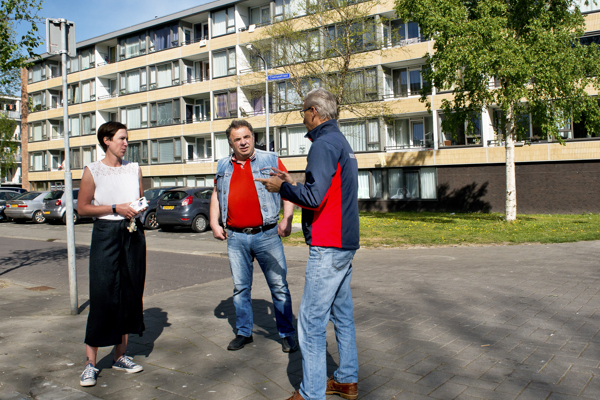 Personen staan voor de Spaghettiflat in Zaandam