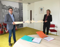 Foto van twee mensen handen schudden