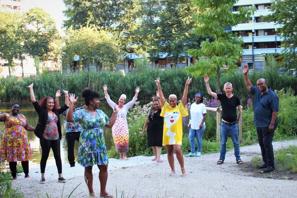Bewoners oa staan buiten, in de G-buurt